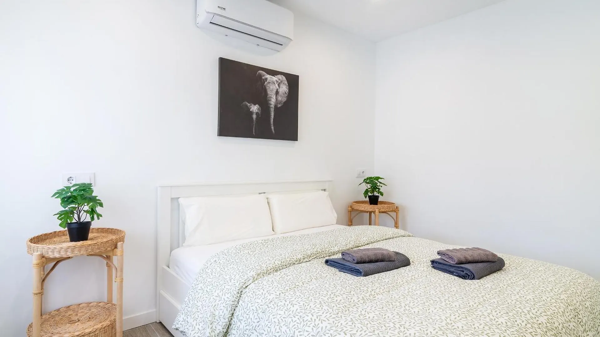 Salatan Apartments, Plaza Paris Λορέτ Ντε Μαρ Ισπανία