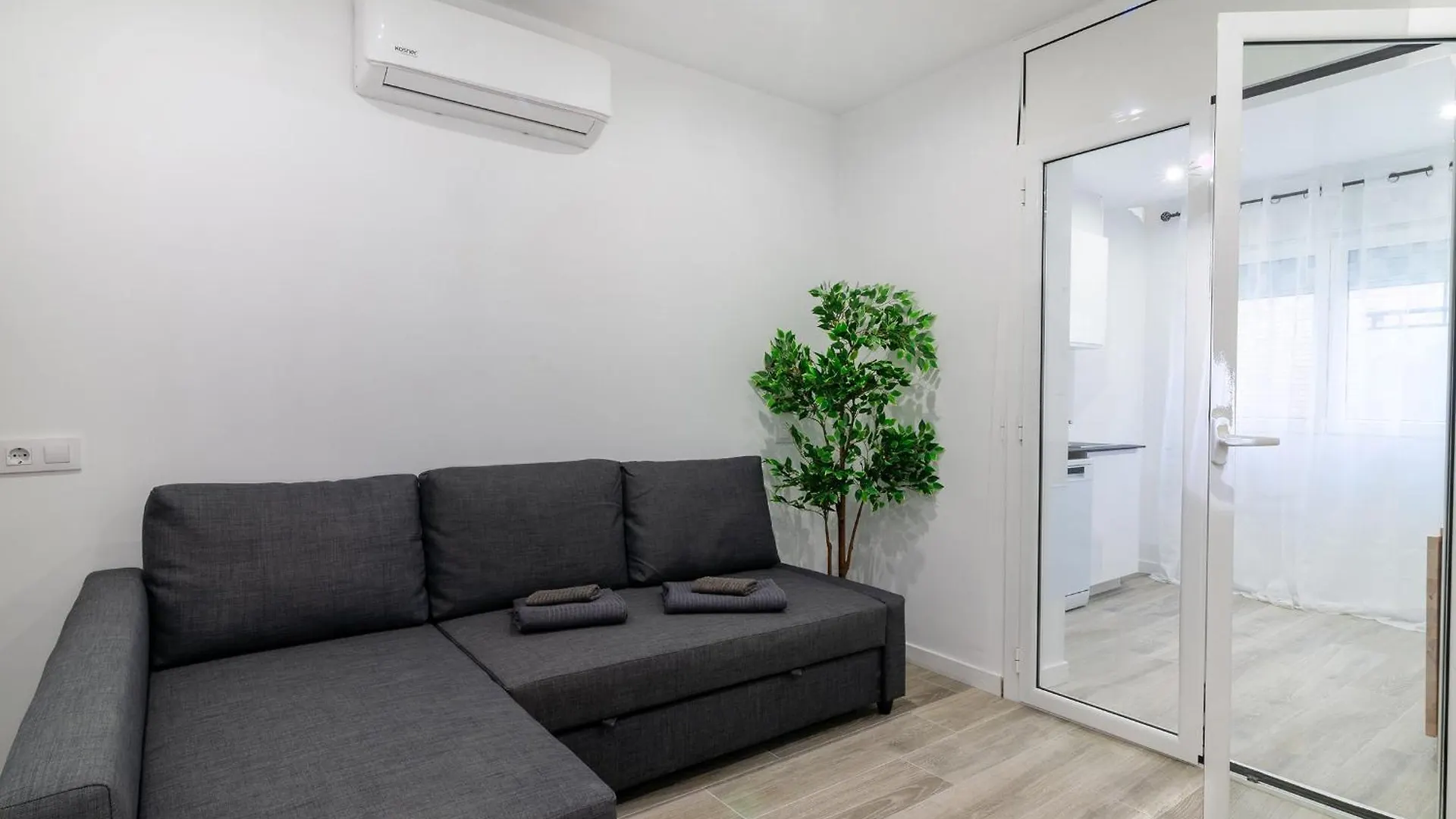 Salatan Apartments, Plaza Paris Λορέτ Ντε Μαρ Διαμέρισμα