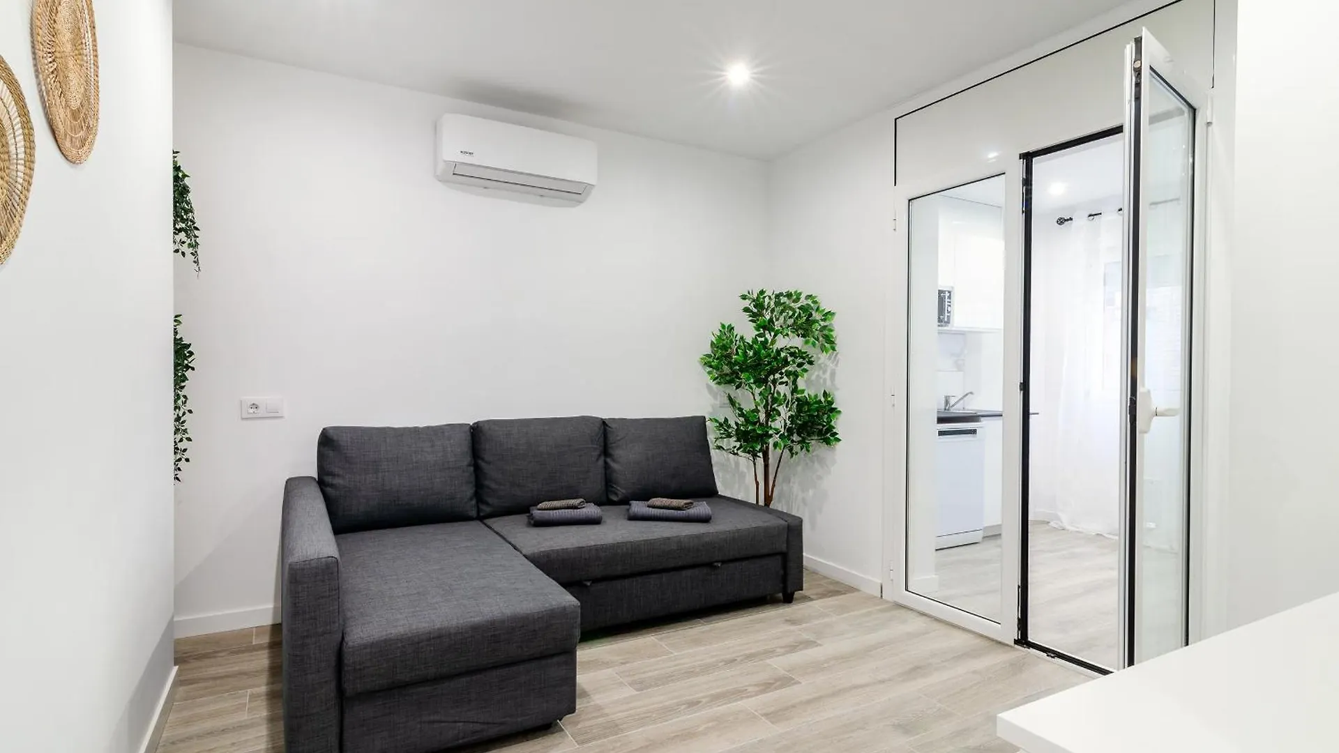 Salatan Apartments, Plaza Paris Λορέτ Ντε Μαρ Ισπανία