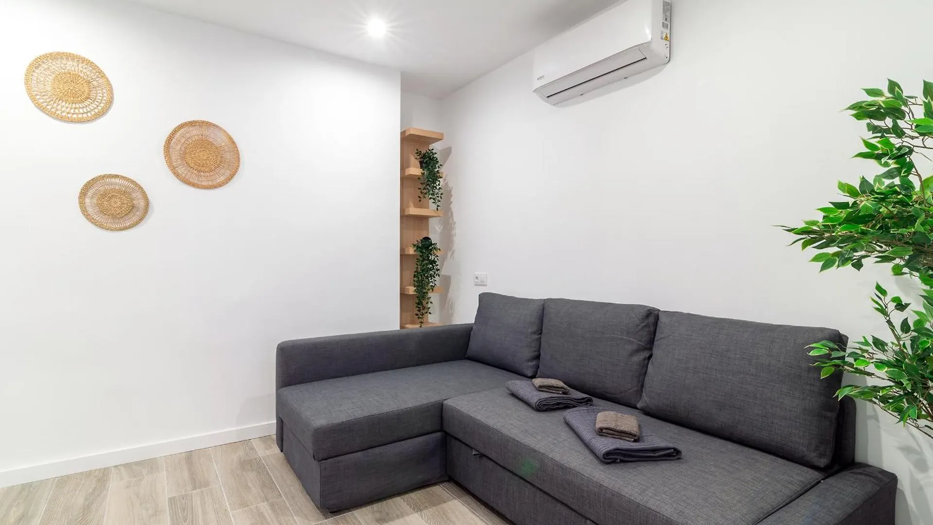 Salatan Apartments, Plaza Paris Λορέτ Ντε Μαρ